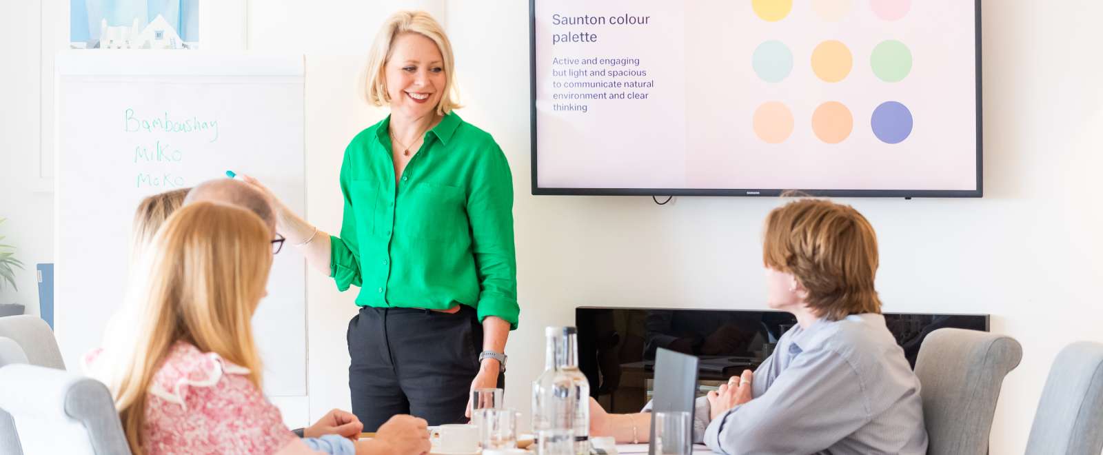 Lady presenting with a screen during a conference in Surf Apartment