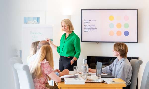 Lady presenting a meeting in Surf Apartment